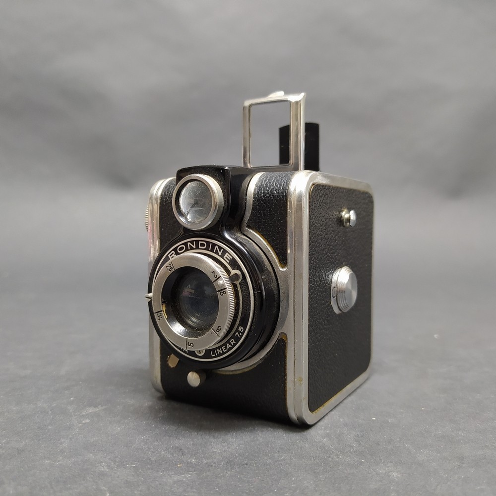 Macchina fotografica vintage Ferrania Rondine con Linear 7,5. Ottica offuscata