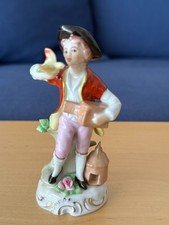 Sitzendorf, Porzellanfigur; Junge mit Vögelchen; 11cm hoch, Sockel: 4,5cm breit
