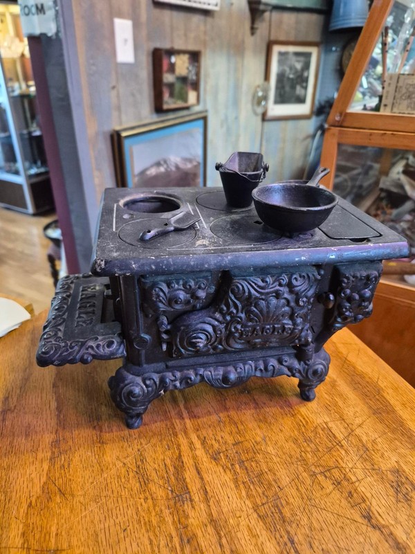 ANTIQUE 6.5" EAGLE CAST IRON STOVE MINIATURE SALESMAN SAMPLE W/ACCESS. LANCASTER
