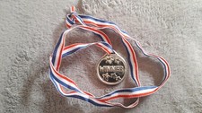WINNER - Silbermedaille mit Stern zum Umhängen mit rot-blau-weißen Band
