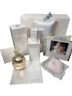 SARAH JESSICA PARKER Lovely Luxury Gift Box Autographed 7 pc NIB