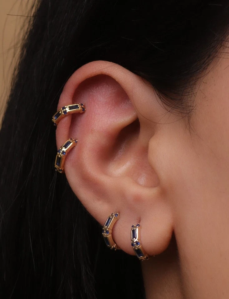 Pendientes tipo argolla de zafiro simulado de corte baguette de 2 quilates para mujer de oro amarillo de 14 k Foto 3 de 4