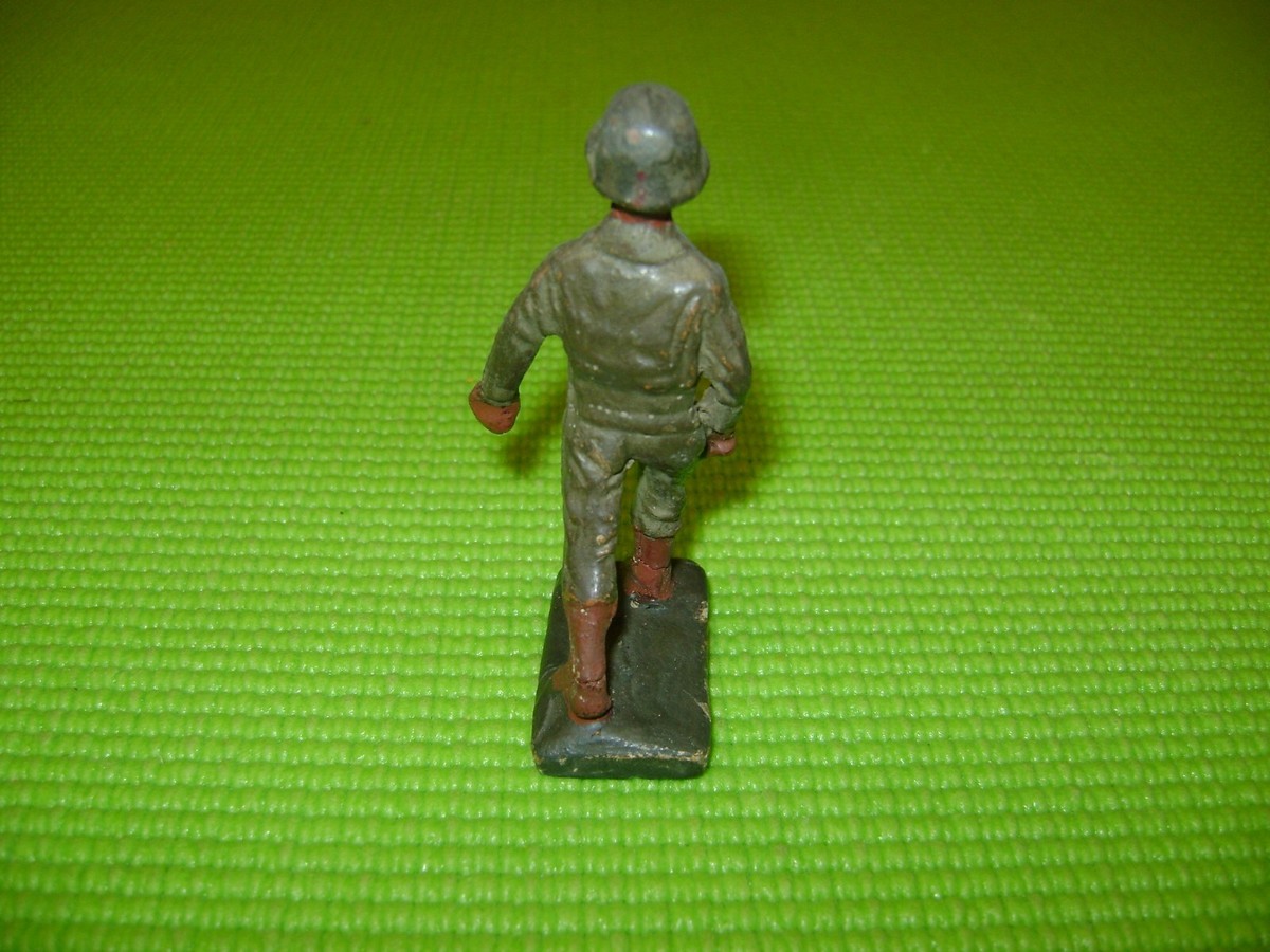 DURSO GENDARME A CHEVAL EN COMPOSITION TYPE ELASTOLIN-LINEOL