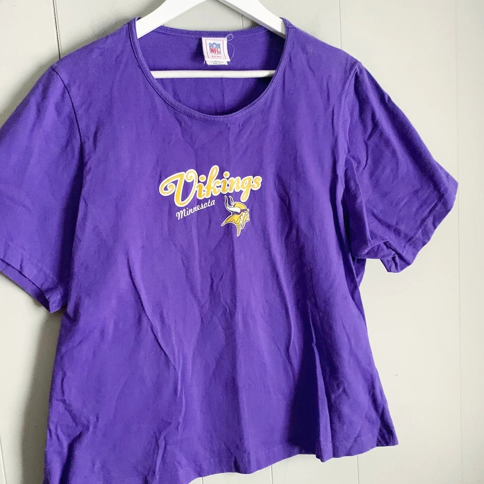 NFL for Her Minnesota Vikings Mujer’s Cuello en V Camiseta Gráfica 1X Foto 3 de 4