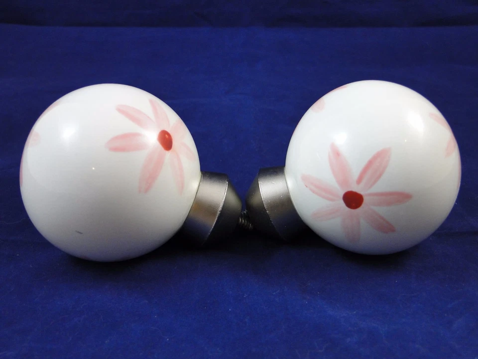 Acabados de cortina Pottery Barn: blanco con roscado de níquel cepillado floral rosa  Foto 3 de 4