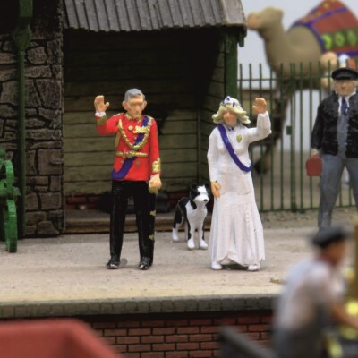 OSBF133 OO Gauge King Charles III & Queen Consort Camilla (bemalte Figuren)
