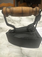 Antyczne vintage wiktoriańskie pudełko żelazko z oryginalnym ciężarem wewnętrznym i drewnianym uchwytem 