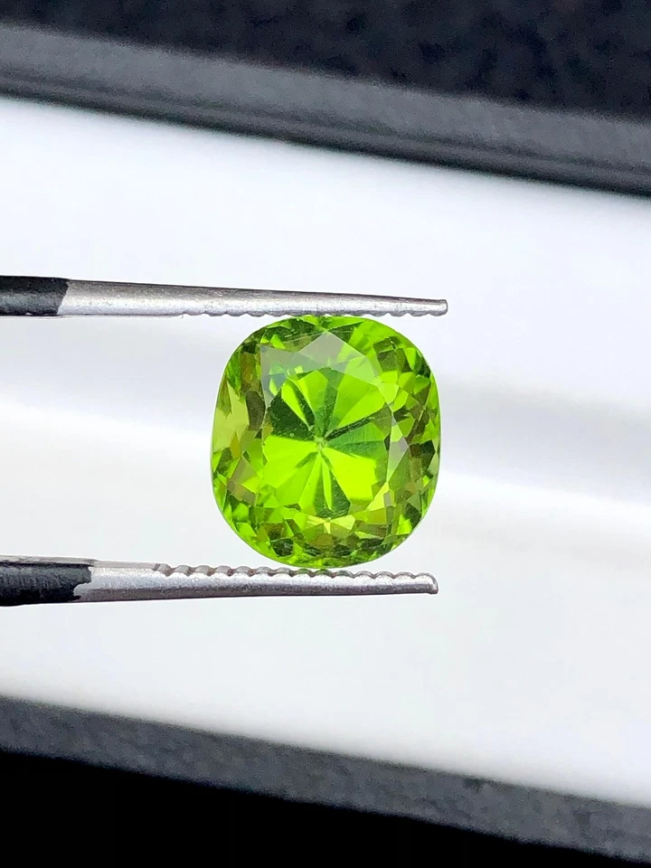 Peridot Cushion Faceted 4.85 ct - Loose Jewelry Gemstone - Image 2 of 3