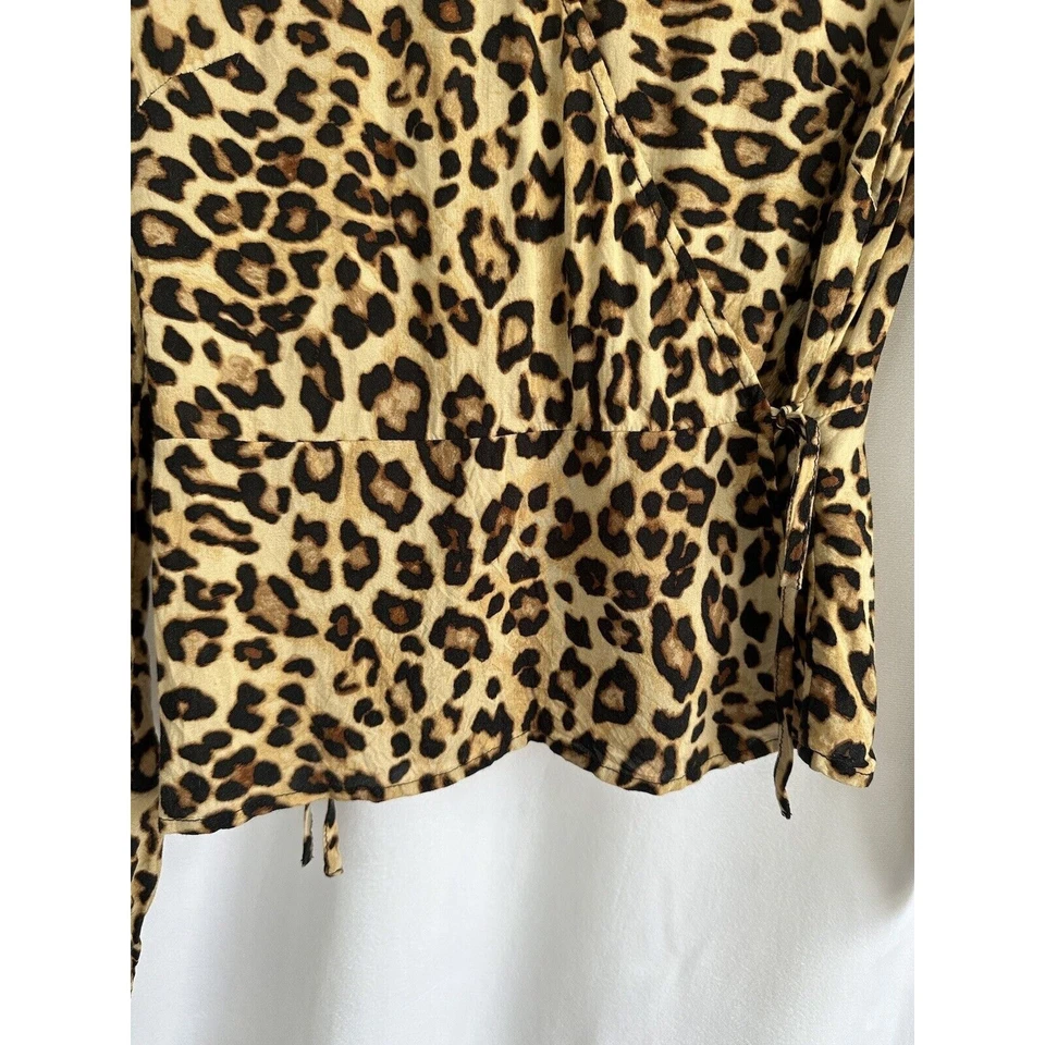 Blusa Top de mujer H&M con estampado de guepardo manga larga envolvente peplum talla 6 Foto 3 de 4