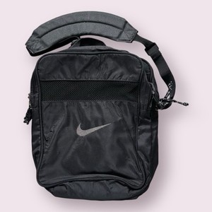 バッグ 90s old nike messenger slingbag y2k tech Vintage 90s Nike Crossbody Sling Messenger Bag | Depop