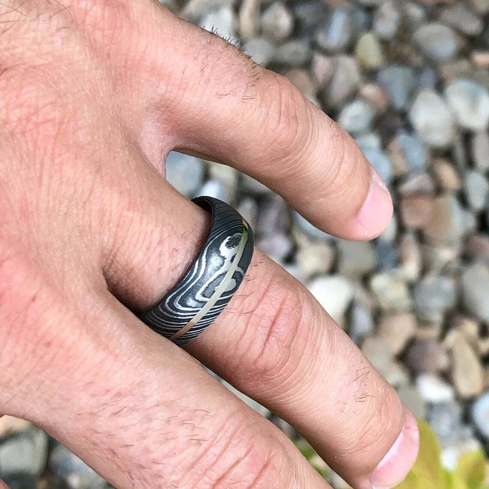 Anillo de boda Damasco de acero de oro blanco de 14 k con interior de cobalto Mokume Foto 4 de 4