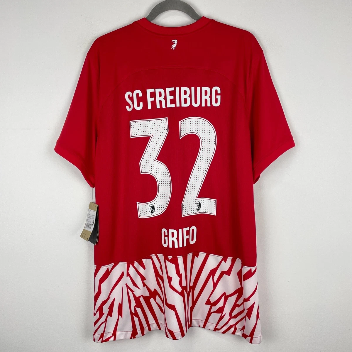 Presentación de la camiseta especial del Friburgo 25-26 - Footy