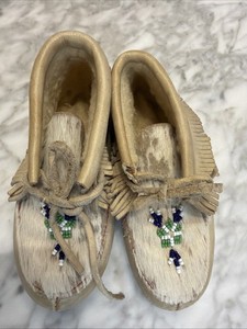 Vintage Canada Made Elk Brand Hand Stitched Moccasin’s Youth 8, Beading, Hide