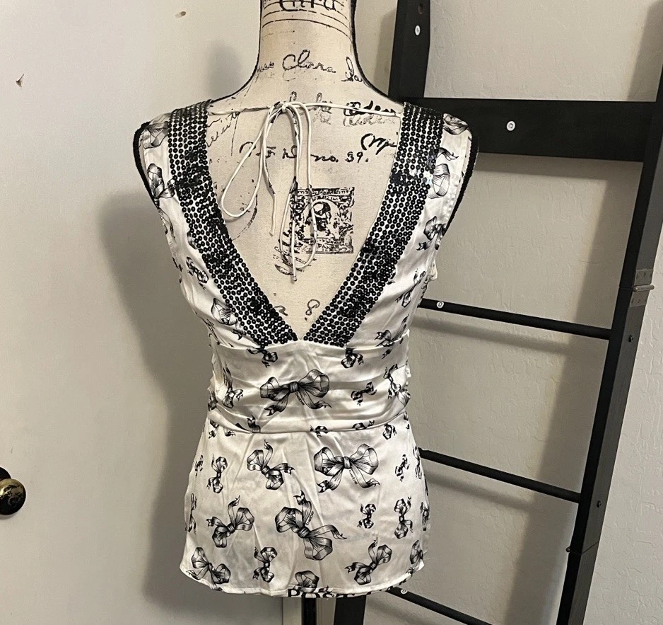 Top de mujer Bebe Y2K mezcla de seda blanco negro cuello en V diseño de lazo lentejuelas talla S 00’s Foto 3 de 4