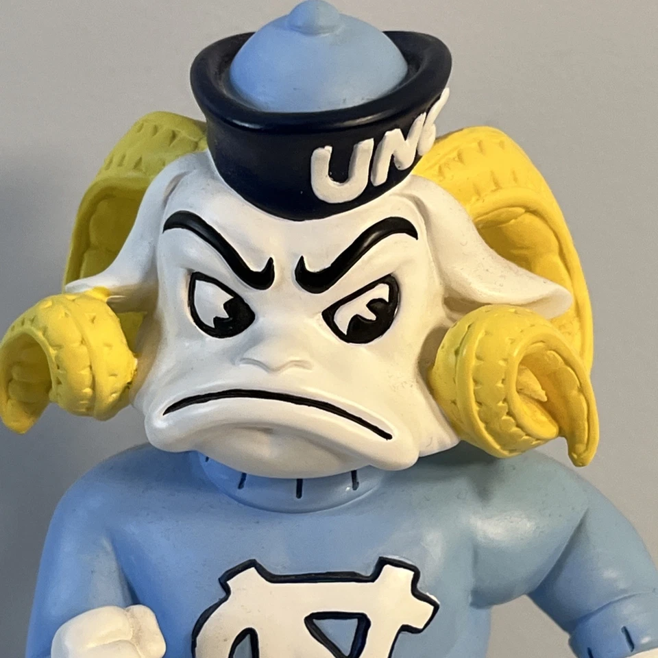 UNC Ramsés Carolina del Norte Tacones Alquitranados Estatua Estatuilla Coleccionables Colegiales Foto 3 de 4