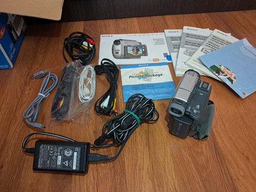 Sony DCR-HC14E MiniDV Digital Video Camera Handycam Camcorder Full Boxed Set - Picture 2 of 20