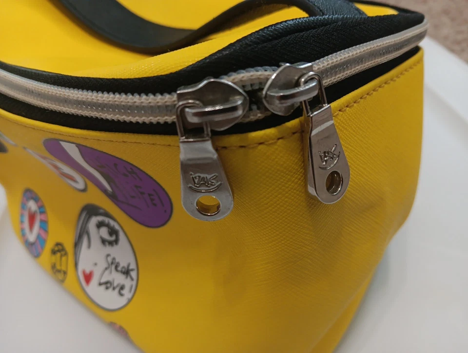 Bolso de cosméticos Izak New York amarillo 'Speak Love' NYC Foto 3 de 4