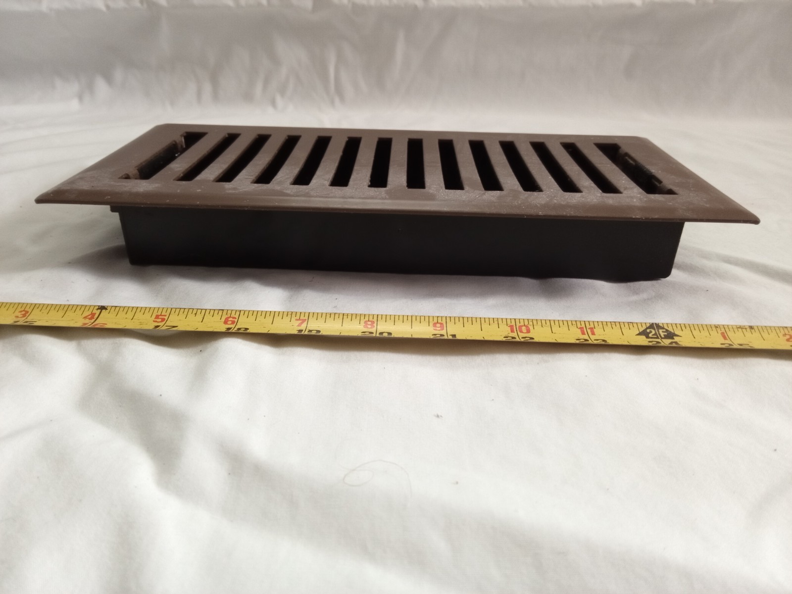 как выглядит vintage Steel Floor Heat Register Grate/vent Louvered 11.5" long x 5.5" wide. фото