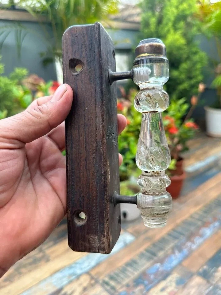 Antigua manija de puerta de vidrio cristalino con base de madera Foto 3 de 4