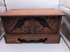 Cofre con bisagras de madera hecho a mano estilo arte popular vintage con mirlos pintados