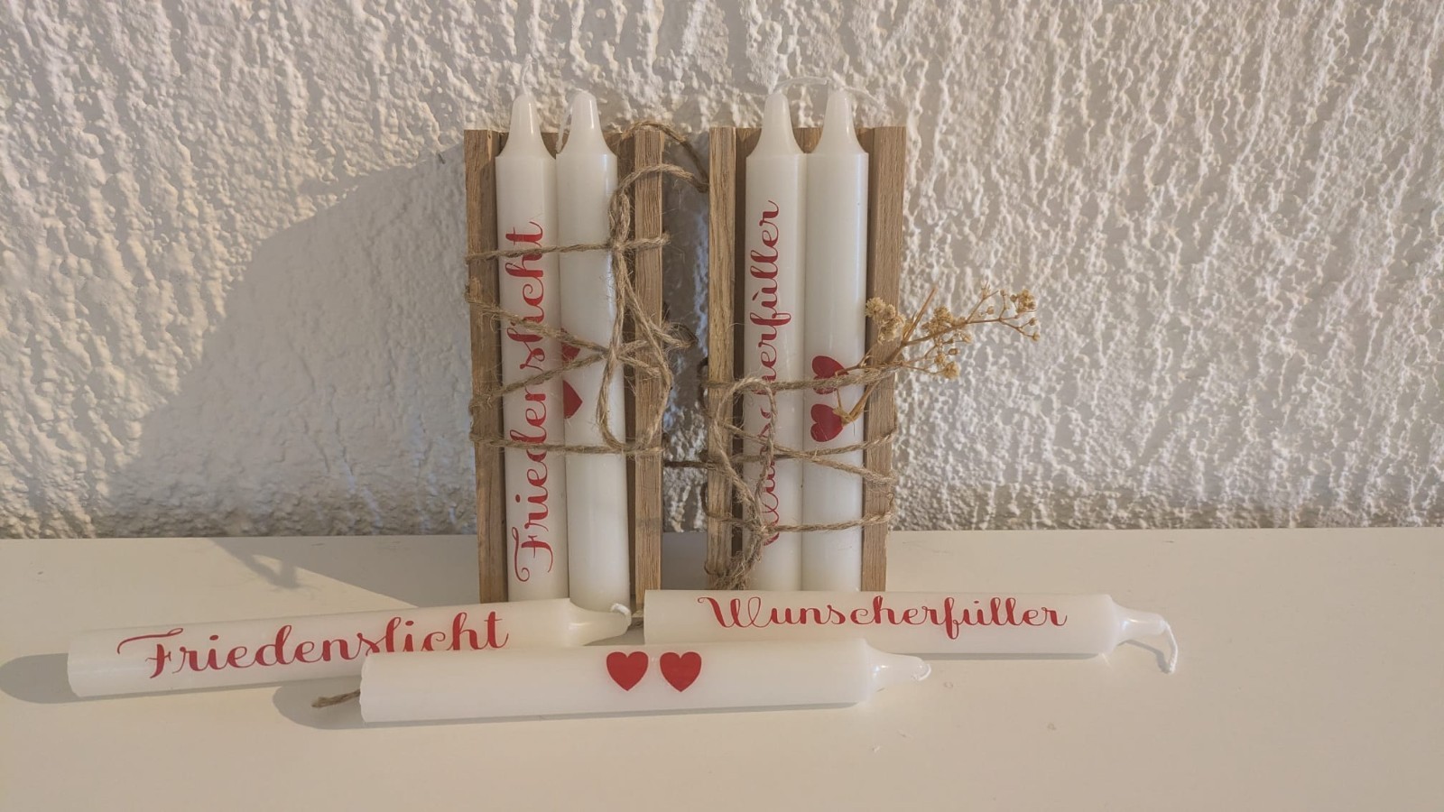 2 Kerzen mit Spruch in einer schönen Geschenk - Verpackung aus Holz.