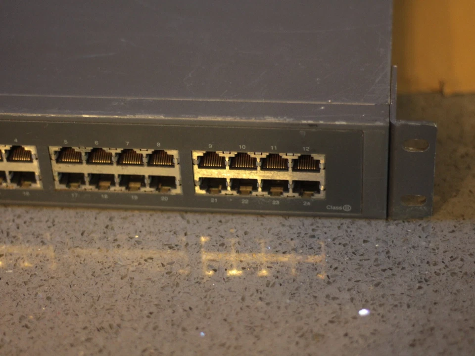 Intel Express140T 24-Port Ethernet Switch Hub EE140TX24 With rack plates 100 mb - Image 2 of 4