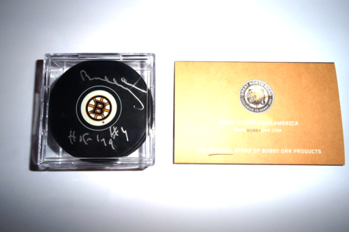 BOBBY ORR SIGNED AUTOGRAPHED BOSTON BRUINS IN GLAS HOCKEY PUCK GNR COA - Foto 1 di 8