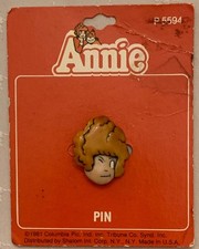 VINTAGE LITTLE ORPHAN ANNIE PIN 1981 PLASTIC