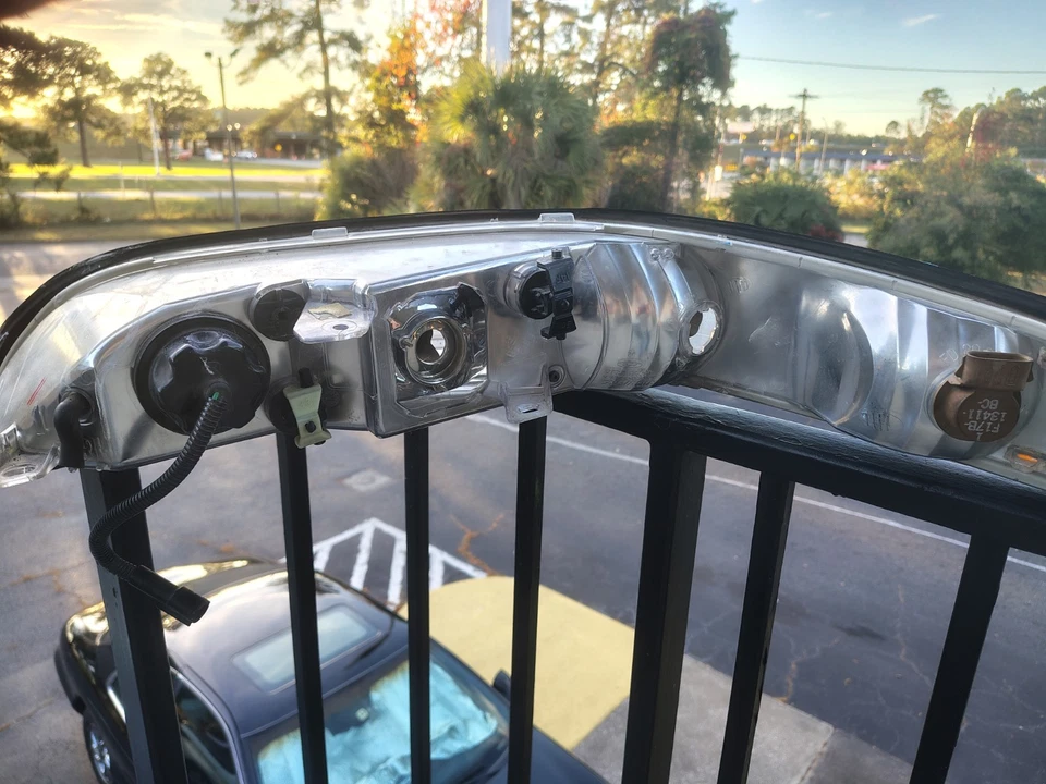 Faro lateral derecho Lincoln Mark VIII 1997-1998 8 pasajeros OEM R6615 DG Foto 2 de 4