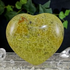 Grüner Opal Herz Pistazien Opal Herz Extra Qualität 69 mm 112 g Madagaskar