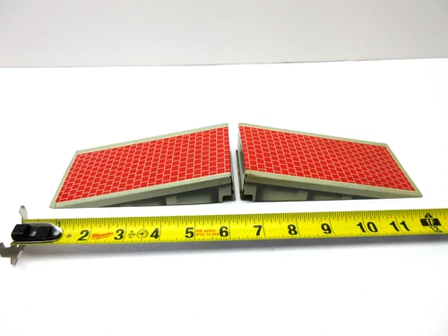MARX FREIGHT TERMINAL TIN LITHO RAMPS 2 PC - AMERICAN FLYER LIONEL PLASTICVILLE