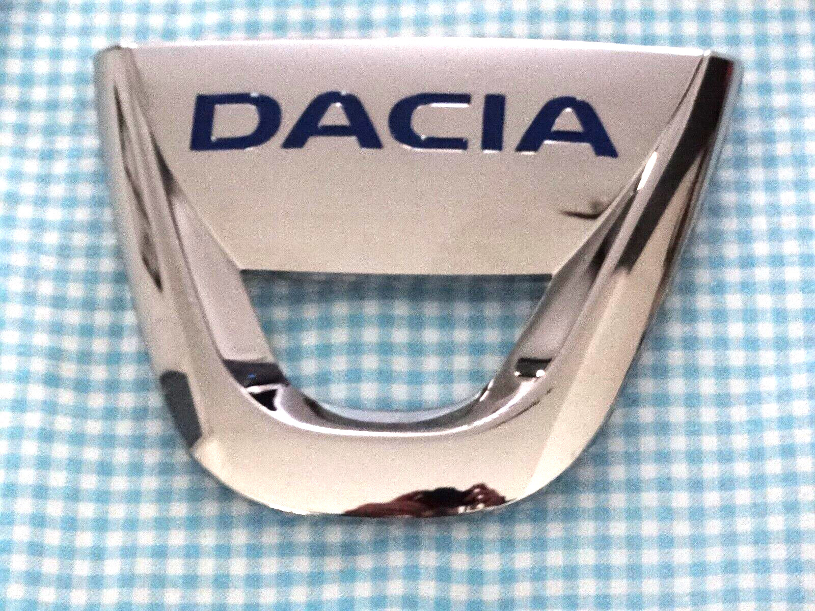Remplacer logo arrière volé Dacia Sandero 3 et Jogger pièce origine