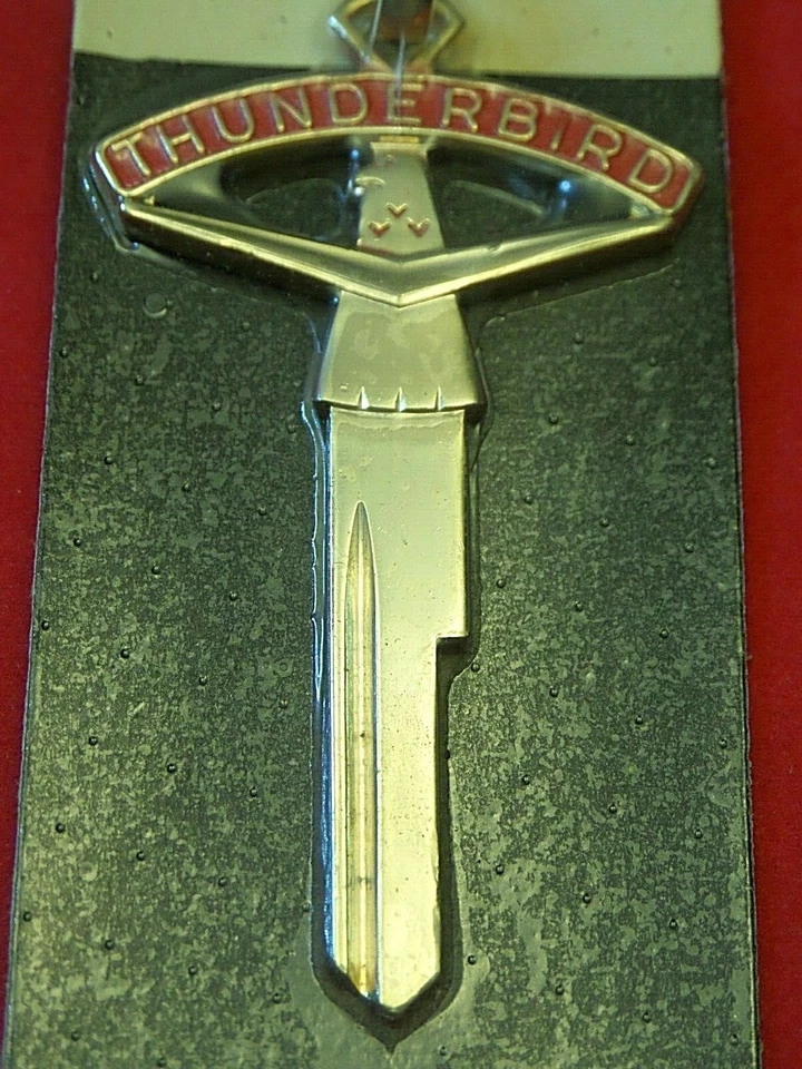 Ford Thunderbird Logo Cresta Dorada Llave en Blanco Encendido/Puerta 1955-1964 Nuevo de Lote Antiguo De Colección  Foto 2 de 4