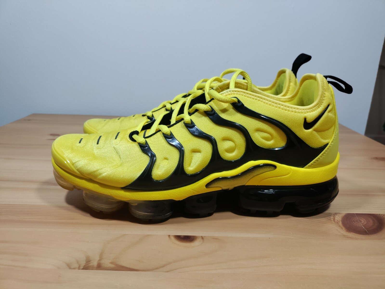 nike vapormax black and yellow