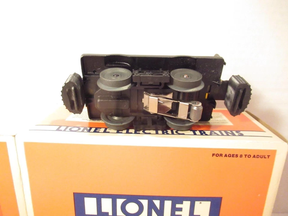 LIONEL 18417 OPERATING MOTORIZED GANG CAR W/3 MEN- 0/027 -  NEW- HC3 - Image 4 of 4