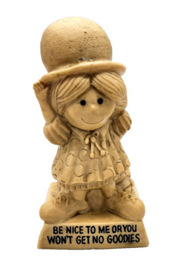 W&R BERRIES CO 1970 ''Be Nice To Me Or You Won't Get No Goodies'' 6 1/2'' Figurine