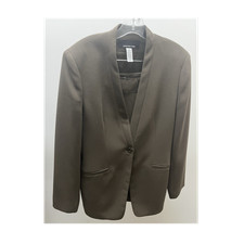 Jones New York Women  s Gray jacket skirt suit. Jacket size 8. Skirt size 10