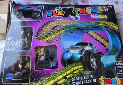 Smoby Toys FleXtreme Neon Kinder Rennbahn flexible Autorennbahn Spielzeug