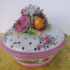 pot pourri porcelaine de Paris Samson style de Mennecy marque D V pique-fleurs