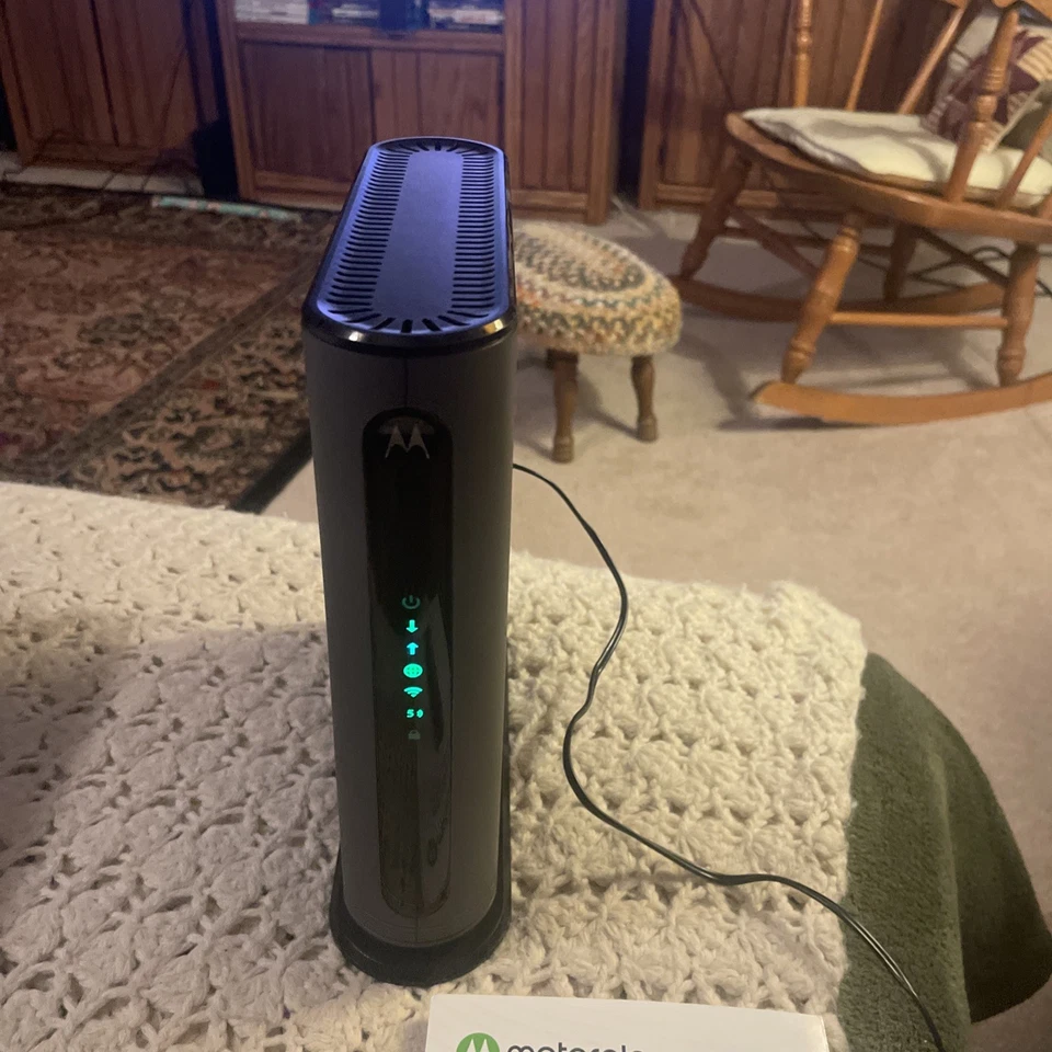 Motorola MG7700 AC1900 Dual-Band DOCSIS 3.0 Cable Modem Router - Image 3 of 4