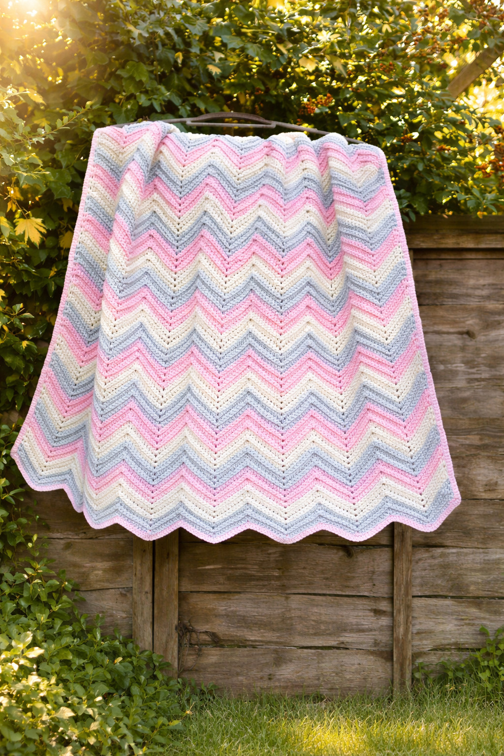 Coperta neonato fatta a mano all'uncinetto Chevron rosa grigio panna carrozzina lettino 88x81 cm