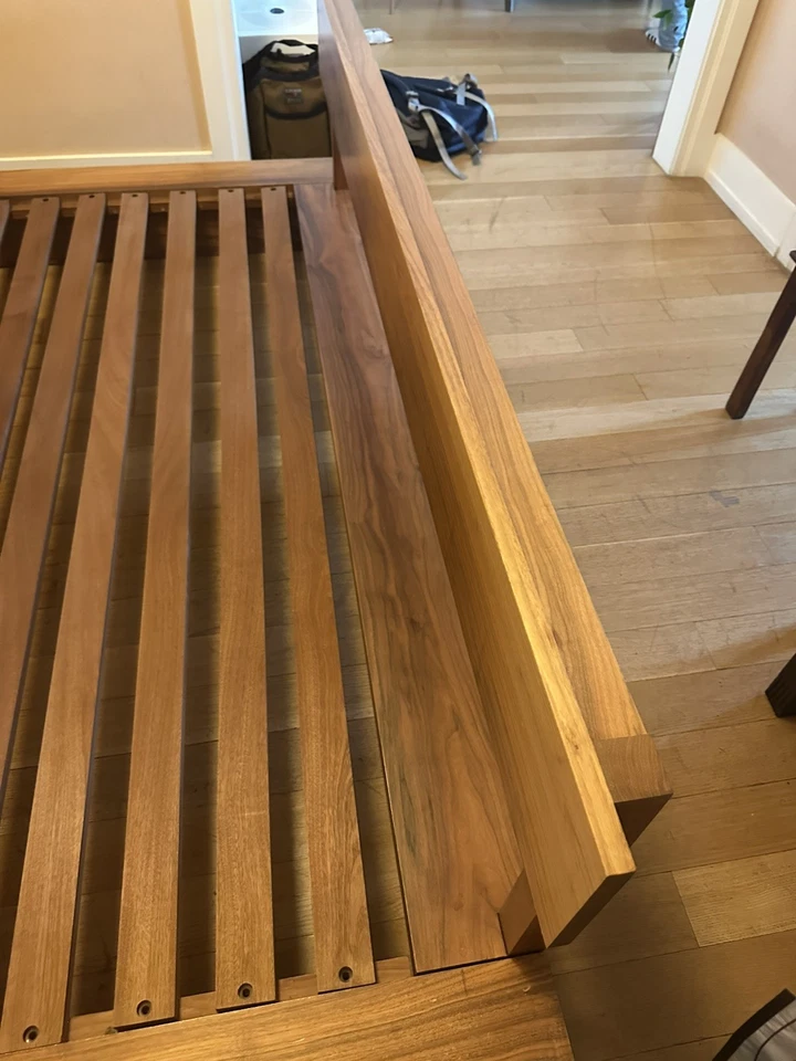 Cama con plataforma de nogal de La Espada marco de madera maciza tamaño king Foto 4 de 4