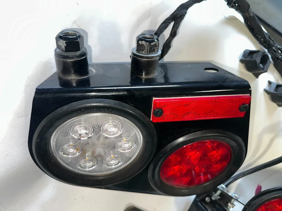 Peterbilt 379 389 LED Tail Lights Paccar Brackets New Take Off & Wiring Harness Foto 3 de 4