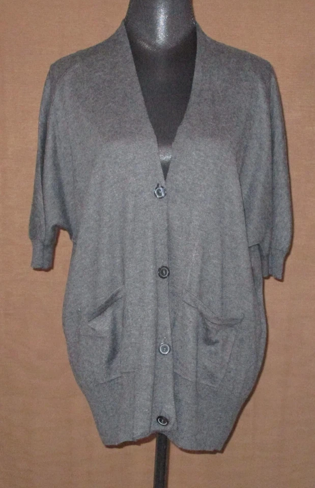 Cárdigan Kirra Para Mujer Grande Gris Manga Corta Botón Frontal Mezcla Cachemira Foto 2 de 4