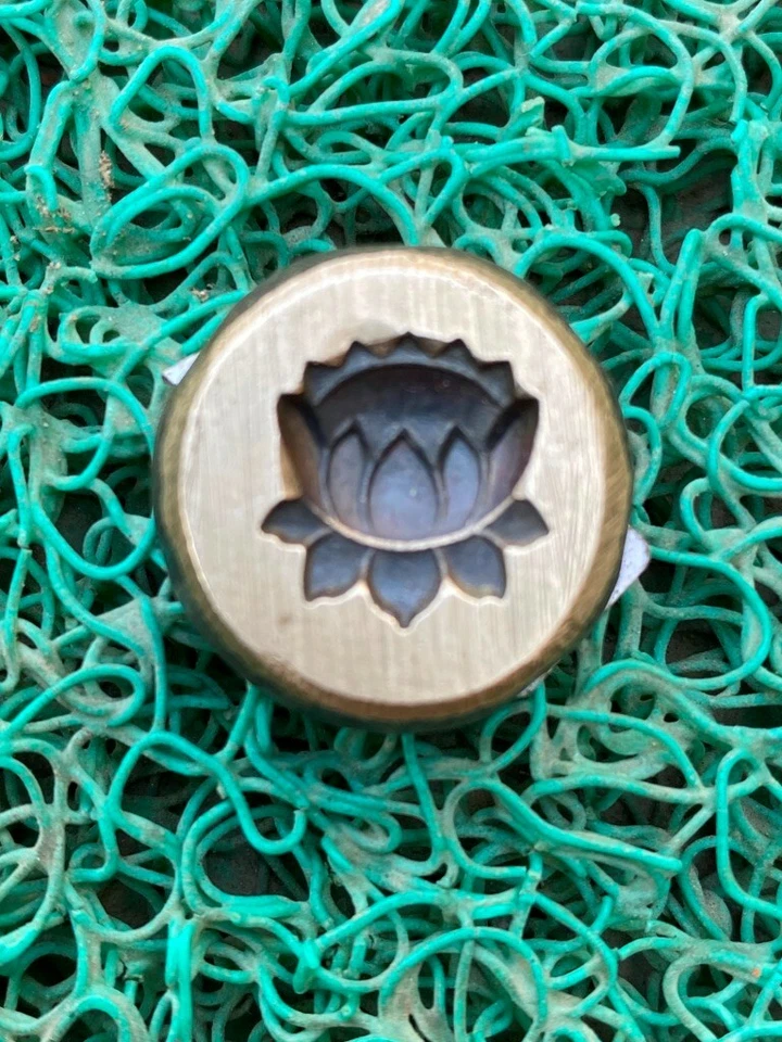 Hermoso molde de joyería con figura de loto tallado a mano de bronce de colección de colección troquel Foto 4 de 4