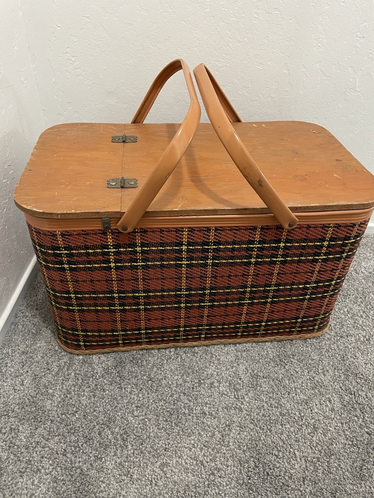 Vintage Redmon Peru Indiana Red Tartan/Plaid Picnic Basket w/Metal Handles/Tray