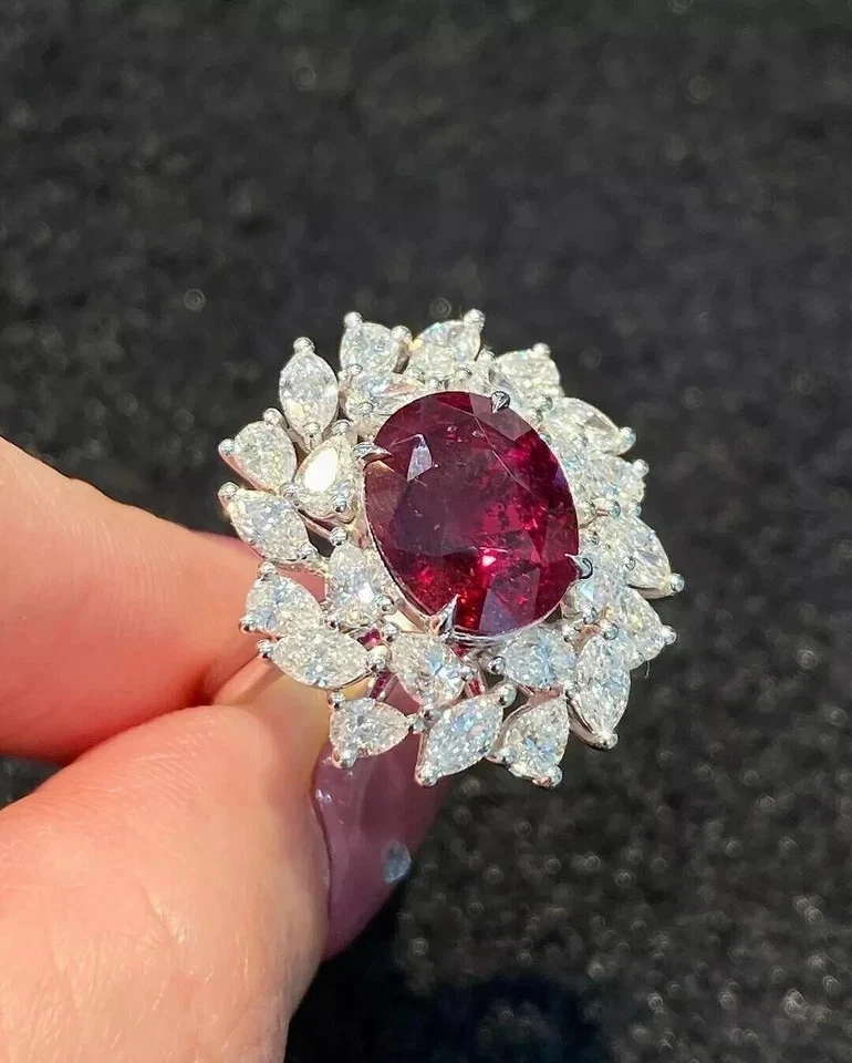 Anillo de compromiso de diamantes y rubíes naturales de corte ovalado de 3,55 quilates de oro blanco de 14 quilates Foto 4 de 4