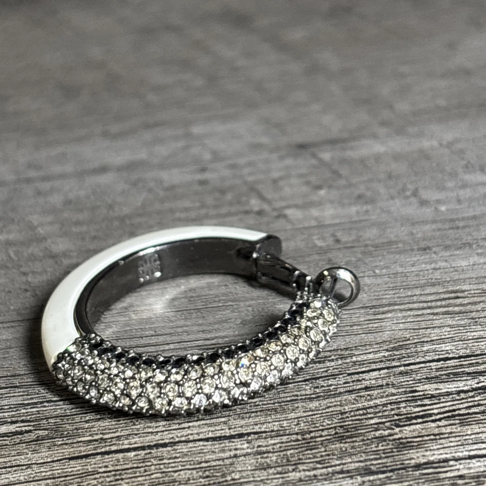 Brincos de argola Givenchy brancos com strass #128 - Imagem 4 de 4