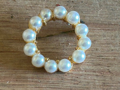 #ad Faux Pearl Brooch Pin Brass Tone 1 1 8quot; Diameter Wreath Circle Fashion Vintage $9.32