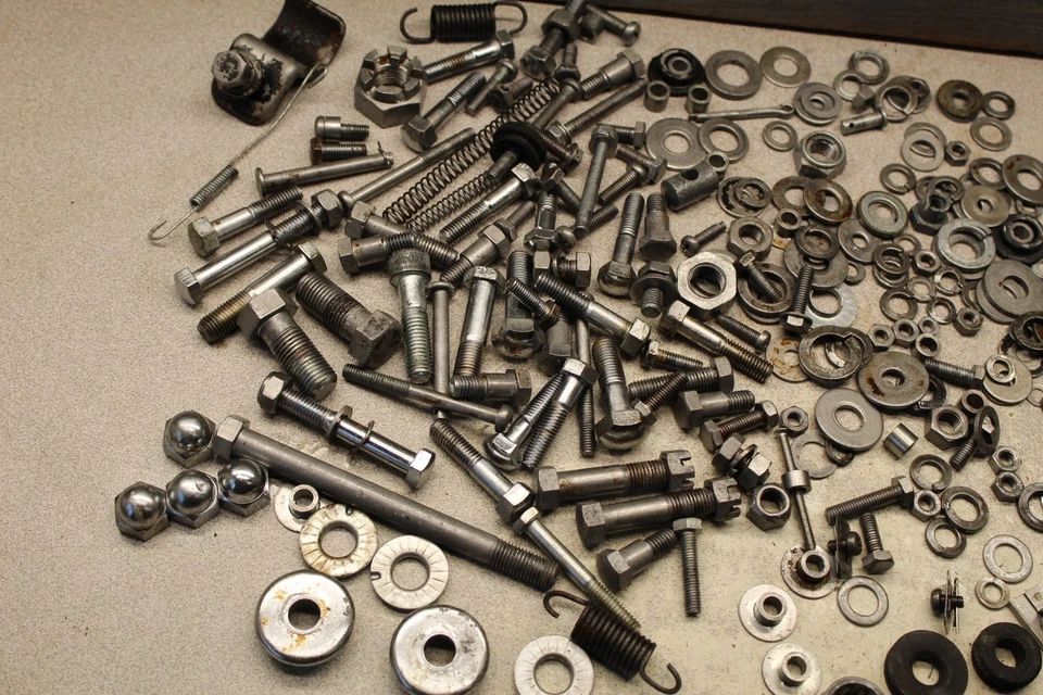 KAWASAKI F11 73-75 LOTE DE HERRAJES PERNOS TUERCA AMORTIGUADORES RESORTES ARANDELAS OEM Foto 2 de 4